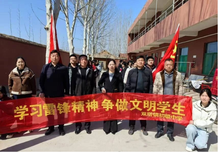 學(xué)習(xí)雷鋒精神 爭(zhēng)做文明學(xué)生 ——雙塔鎮(zhèn)初級(jí)中學(xué)開(kāi)展“學(xué)雷鋒精神”傳遞敬老溫情活動(dòng)