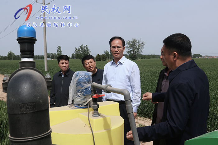 縣委副書記、縣長(zhǎng)王景義調(diào)研抗旱澆麥、溝渠連通、一噴三防、病蟲害防治等工作