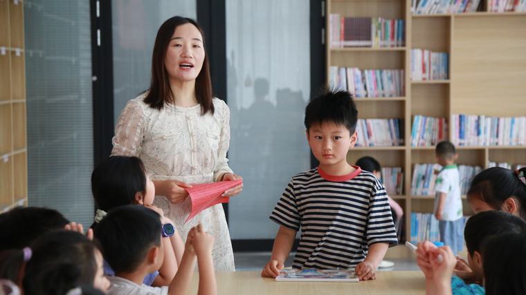 民權(quán)縣圖書館在舉辦“端午‘閱’時光 書香‘粽’情長”主題閱讀活動