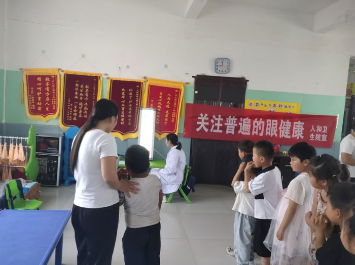 民權(quán)人和鎮(zhèn)衛(wèi)生院＂愛眼日＂宣傳活動(dòng)進(jìn)校園