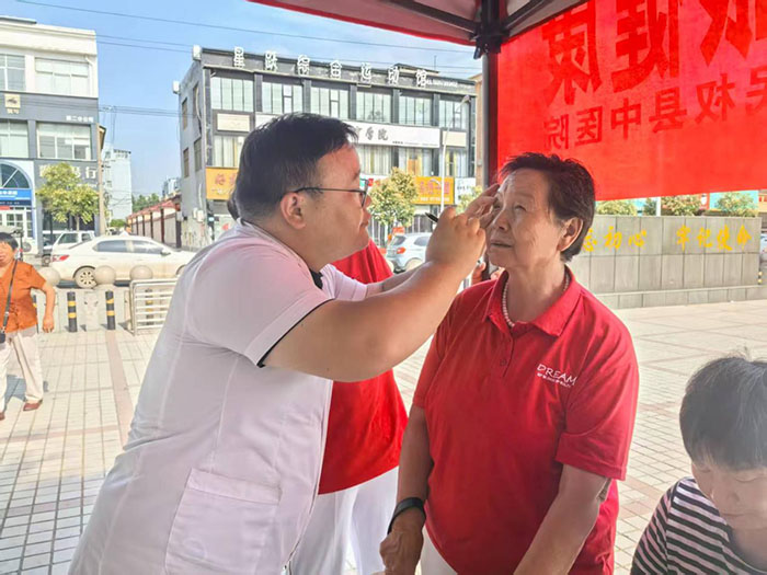 民權(quán)縣中醫(yī)院開(kāi)展“愛(ài)眼日”宣傳活動(dòng)